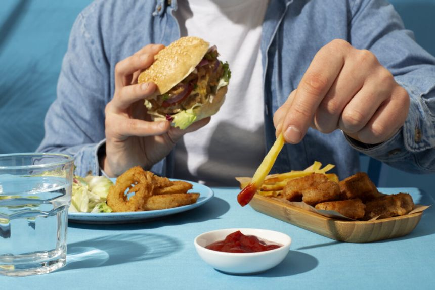 Fast food, fast impact: How fatty meals rapidly weaken our gut defences icon